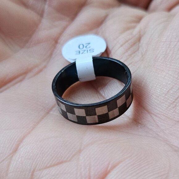 Fashion Ring Finger Band Checker Black/Silver Tone Fashion Jewelry Size 10 NWT - Picture 2 of 10